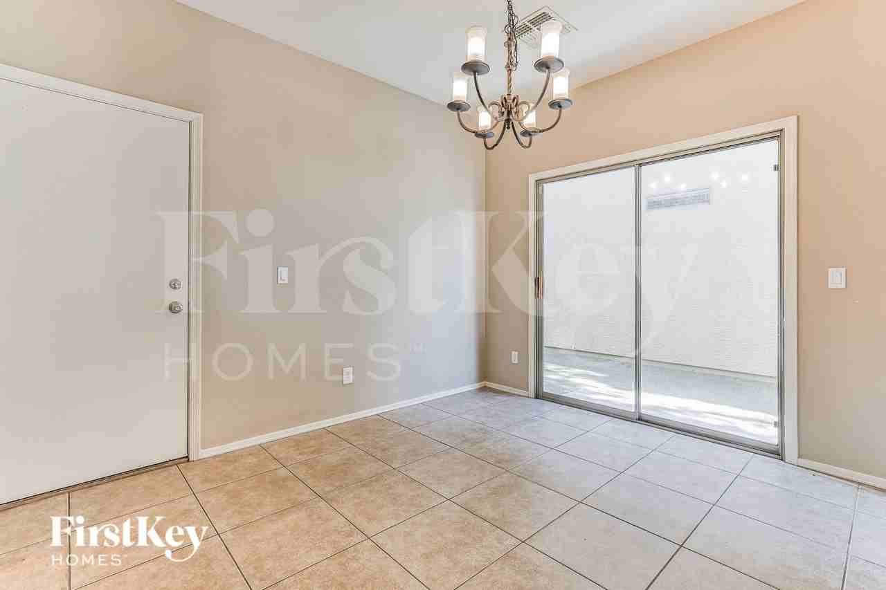 127 E Catclaw St - Photo 4 of 16