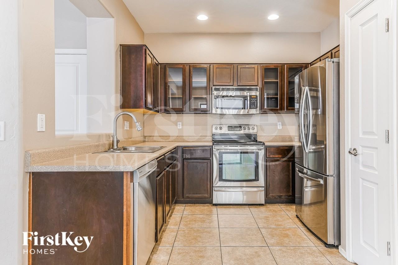 127 E Catclaw St - Photo 6 of 16