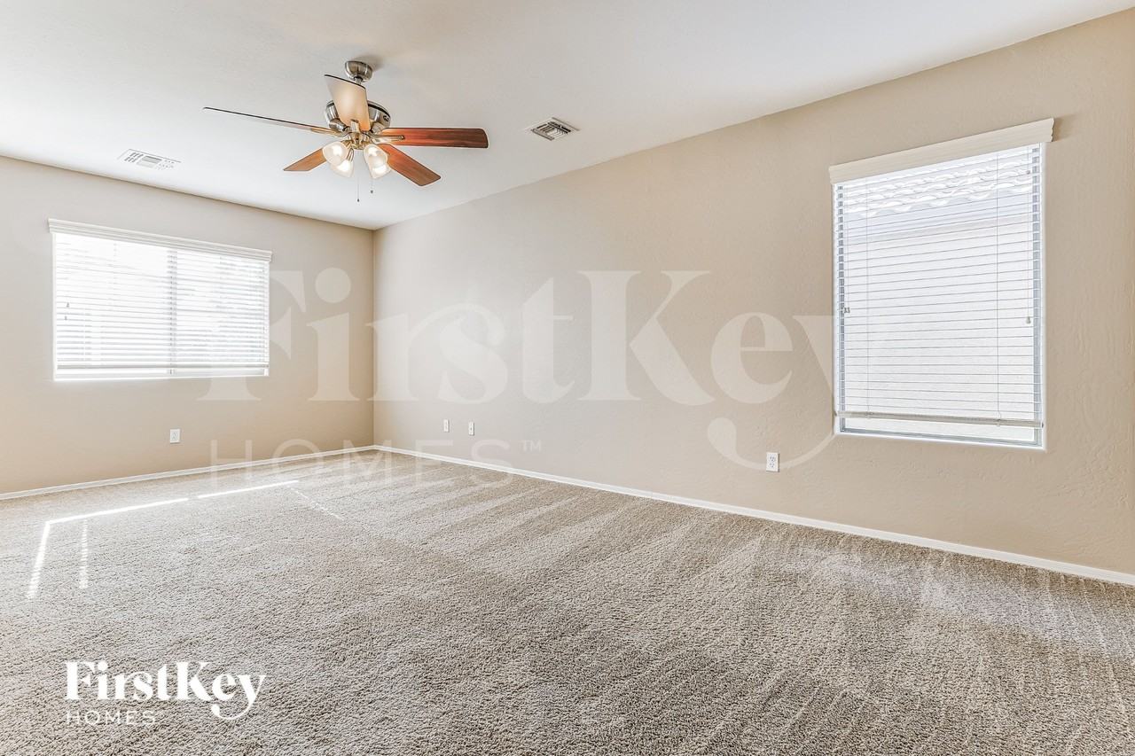 127 E Catclaw St - Photo 7 of 16