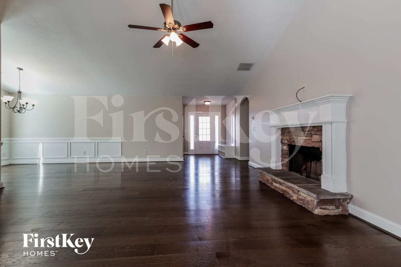 114 Colonial Ct - Photo 2 of 15