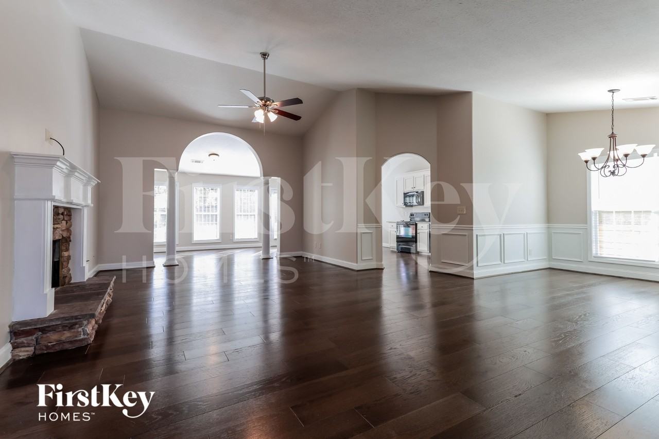 114 Colonial Ct - Photo 3 of 15