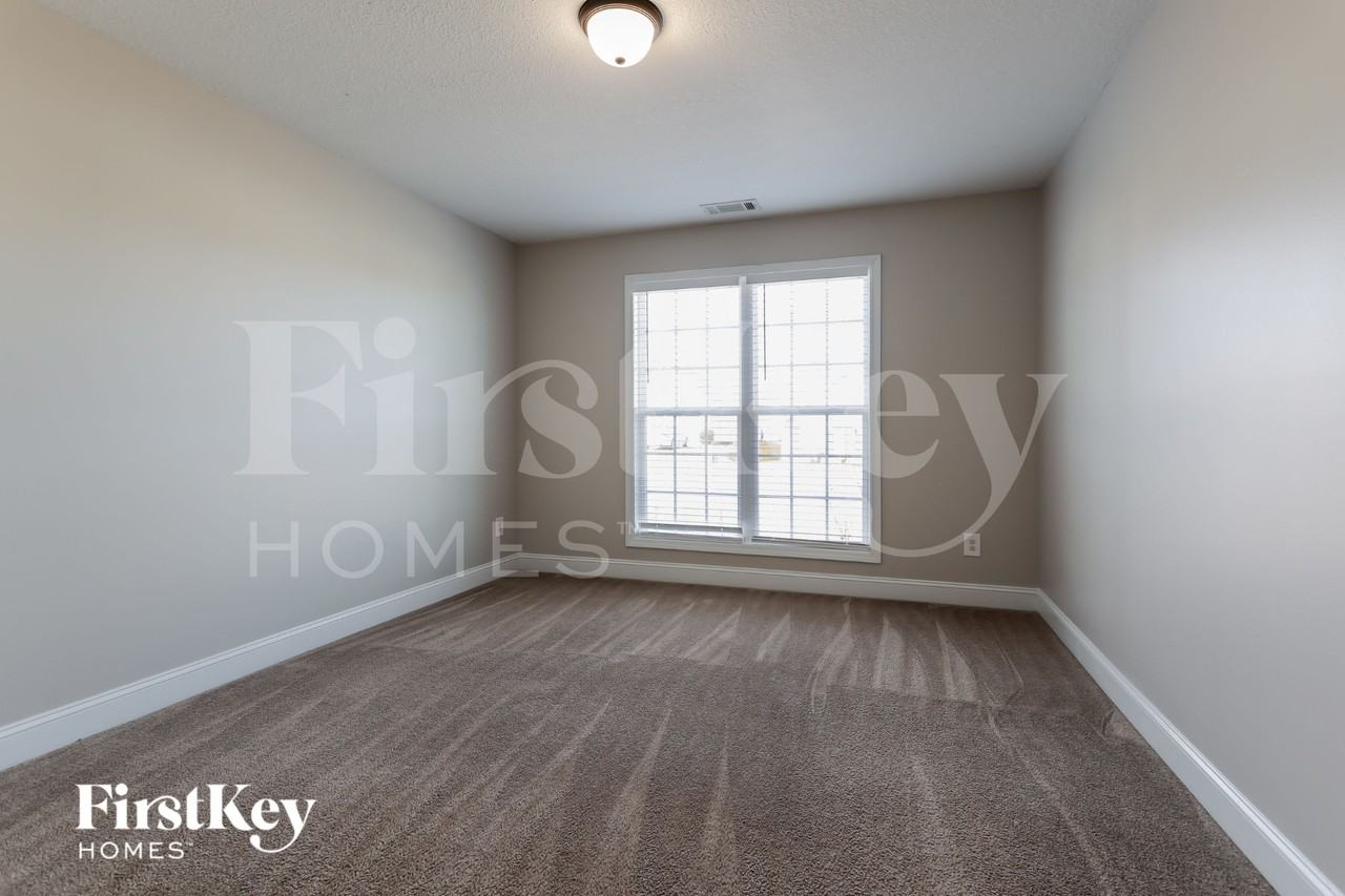 114 Colonial Ct - Photo 4 of 15
