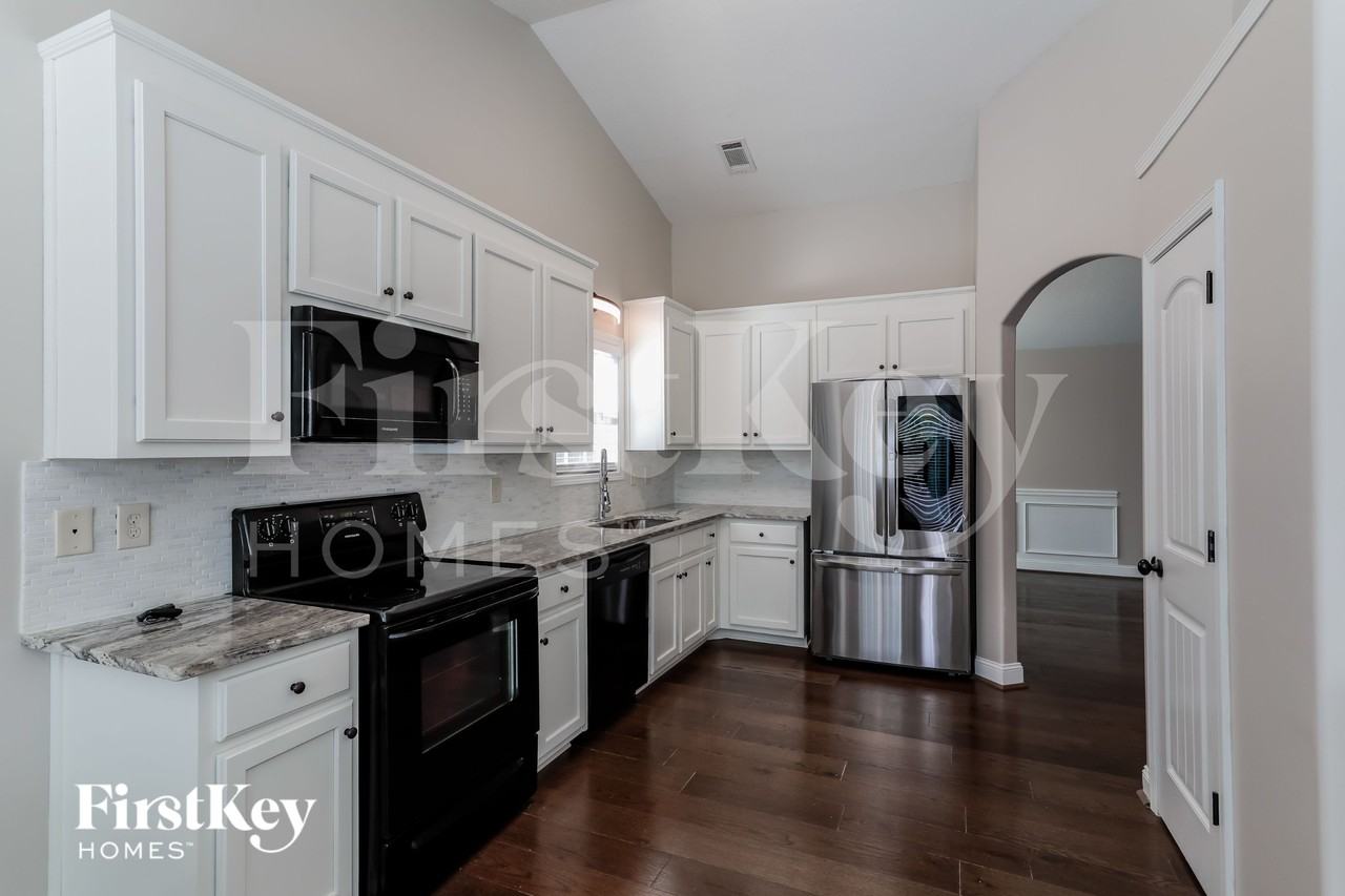114 Colonial Ct - Photo 5 of 15