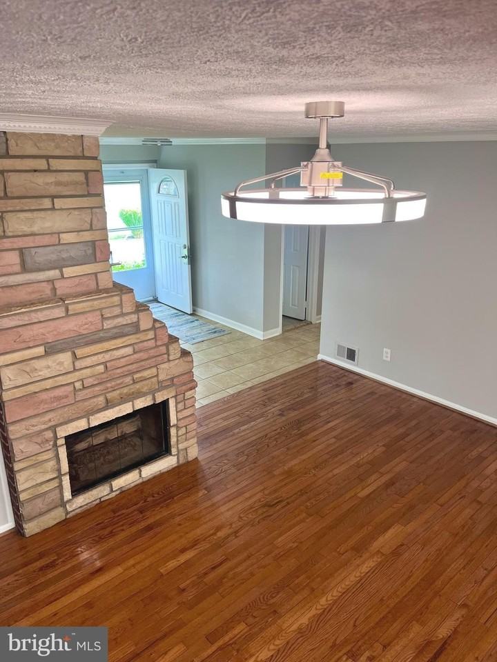 5350 Ravensworth Rd - Photo 5 of 50