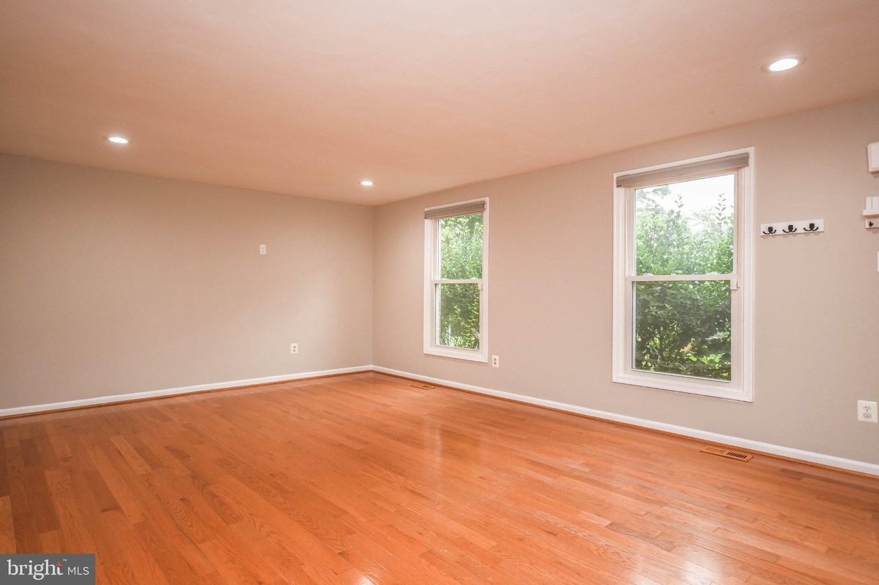 9627 Locust Hill Dr - Photo 5 of 50