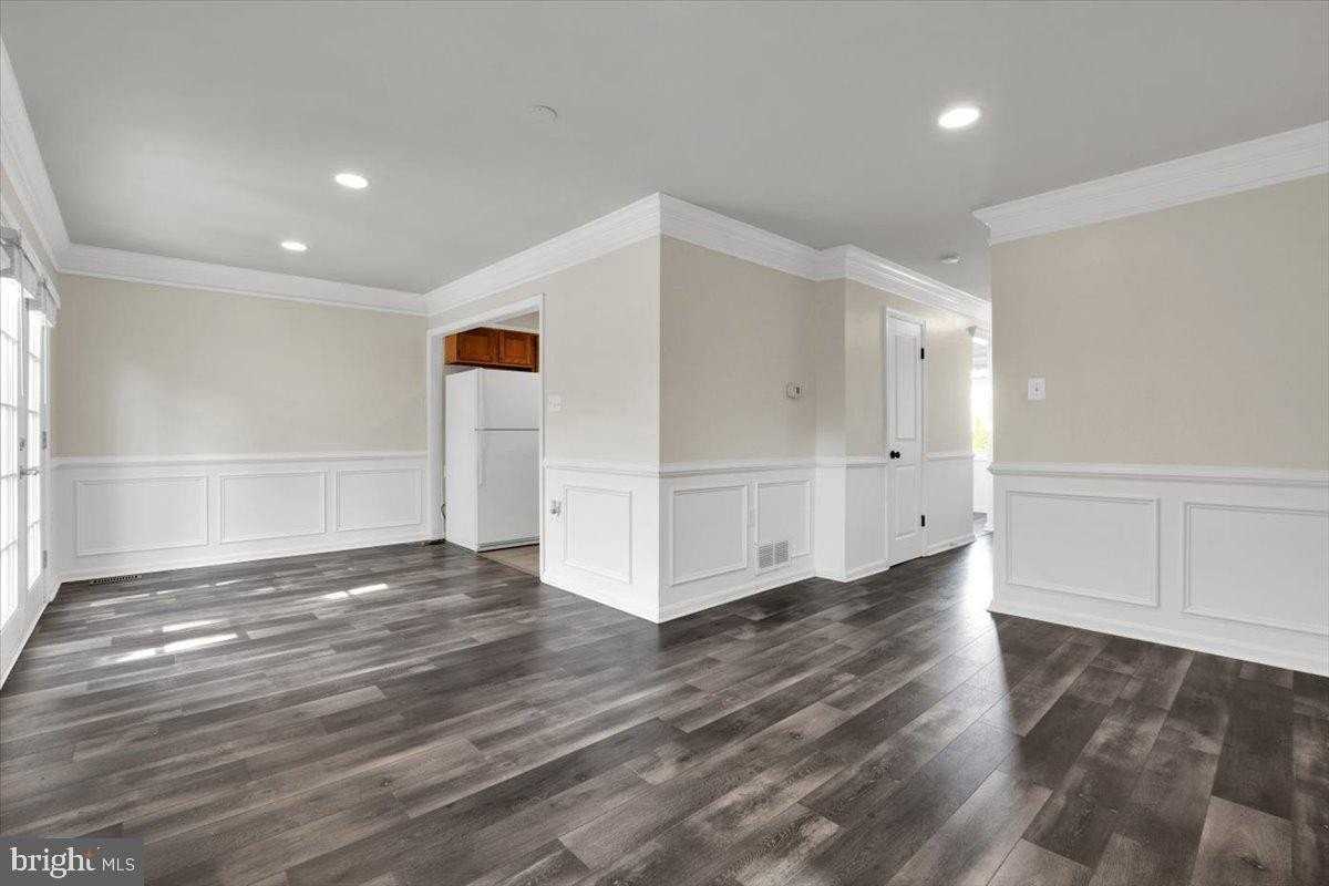 255 Meadows Ln Ne - Photo 3 of 5