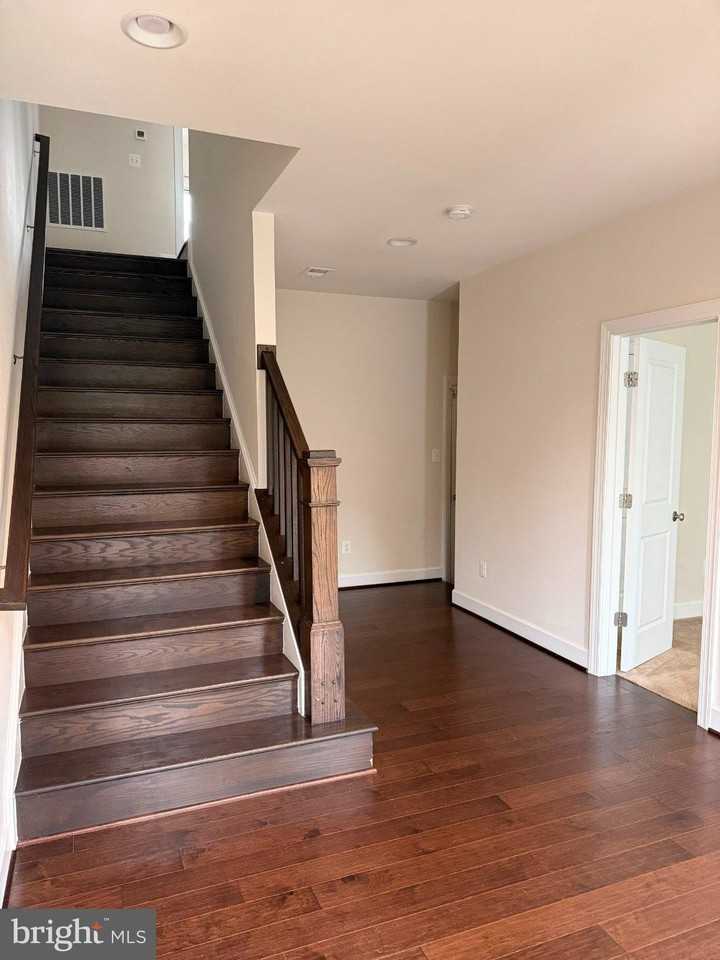 22992 Brooksbank Sq - Photo 2 of 32