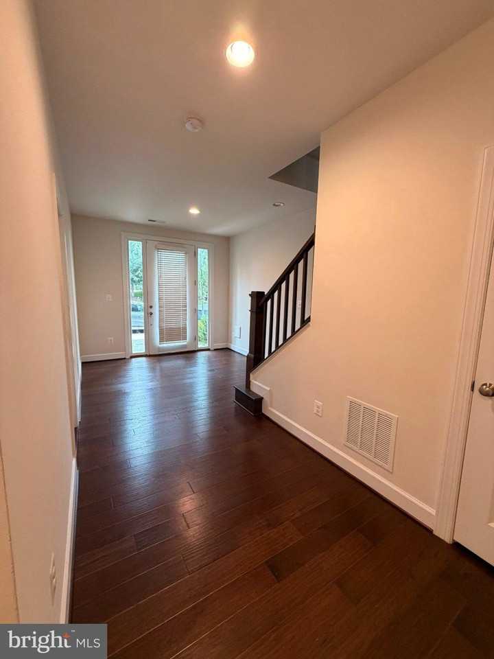 22992 Brooksbank Sq - Photo 3 of 32