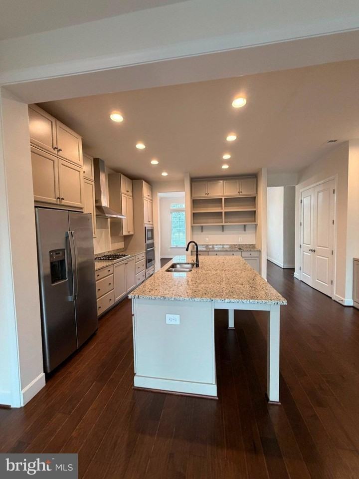 22992 Brooksbank Sq - Photo 4 of 32