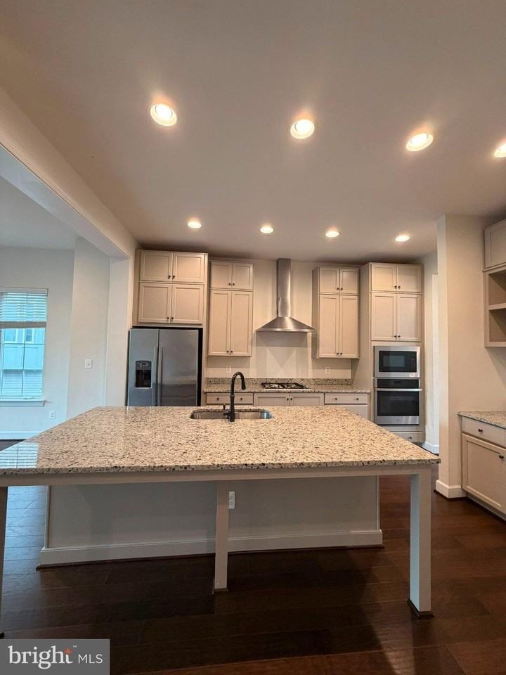 22992 Brooksbank Sq - Photo 7 of 32