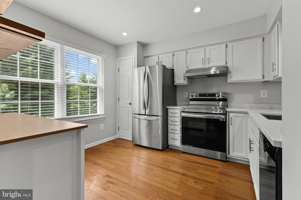 106 Hackley Ct - Photo 3 of 29