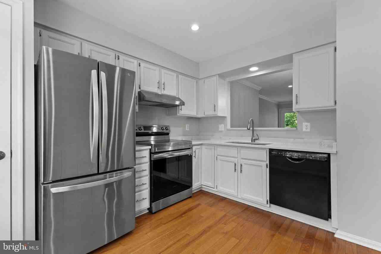 106 Hackley Ct - Photo 4 of 29