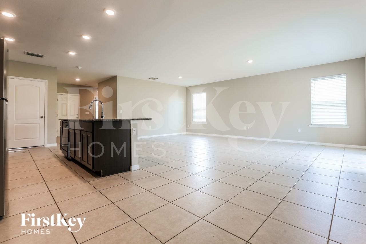 23338 Moorhead Ave - Photo 4 of 16