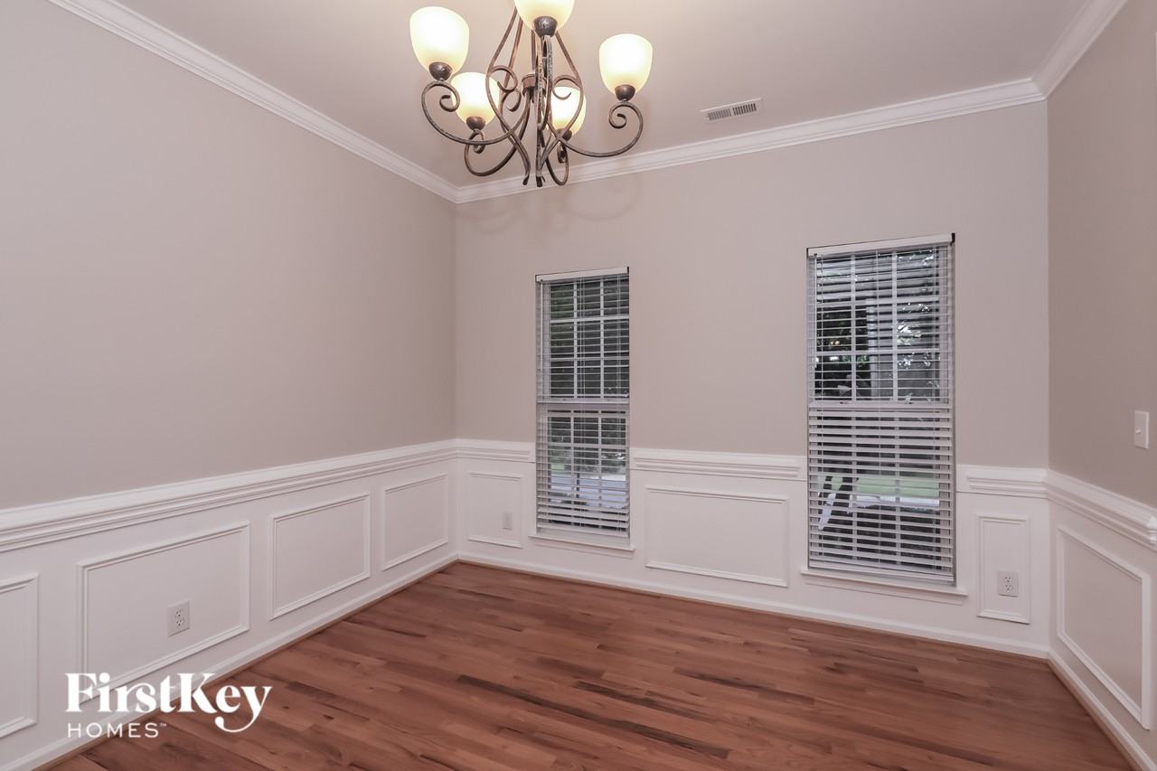 3005 Linstead Dr - Photo 4 of 15
