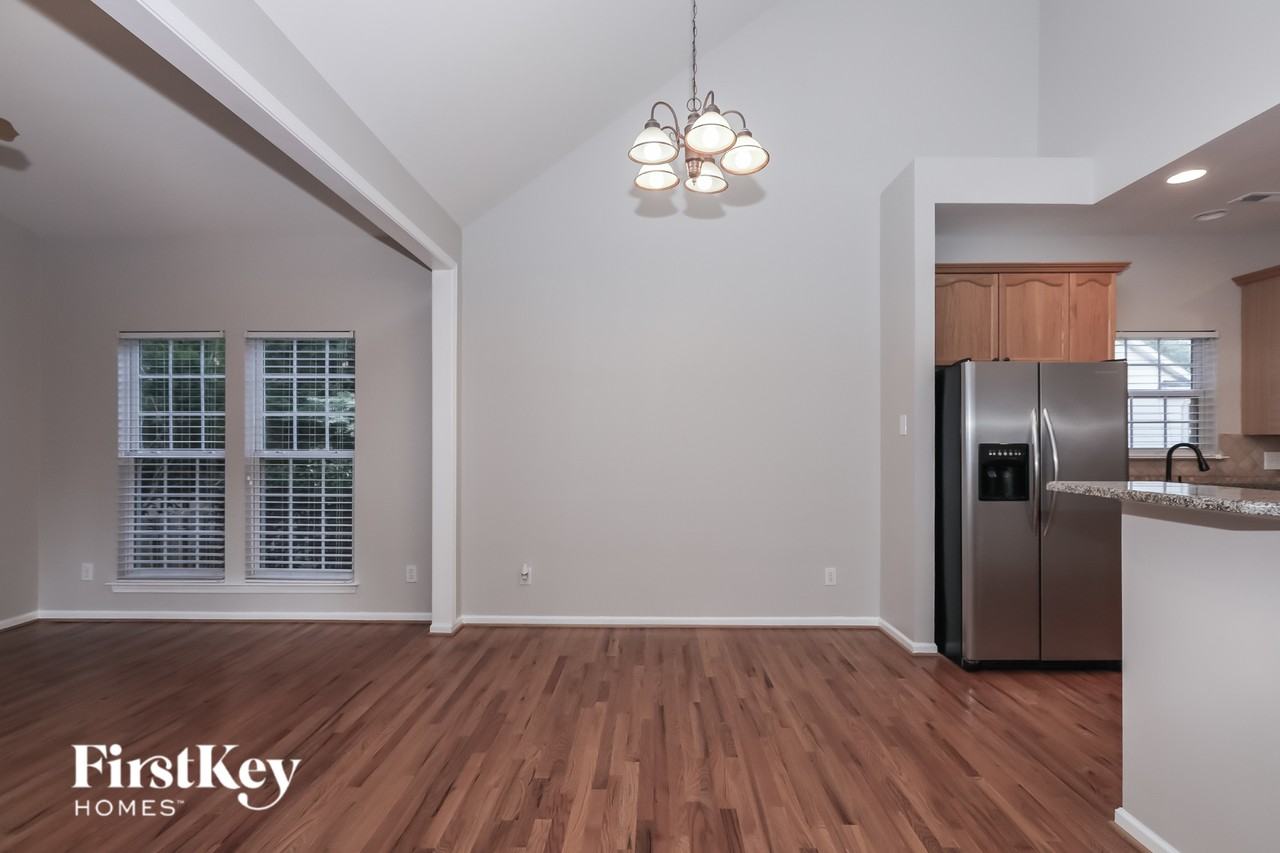 3005 Linstead Dr - Photo 5 of 15