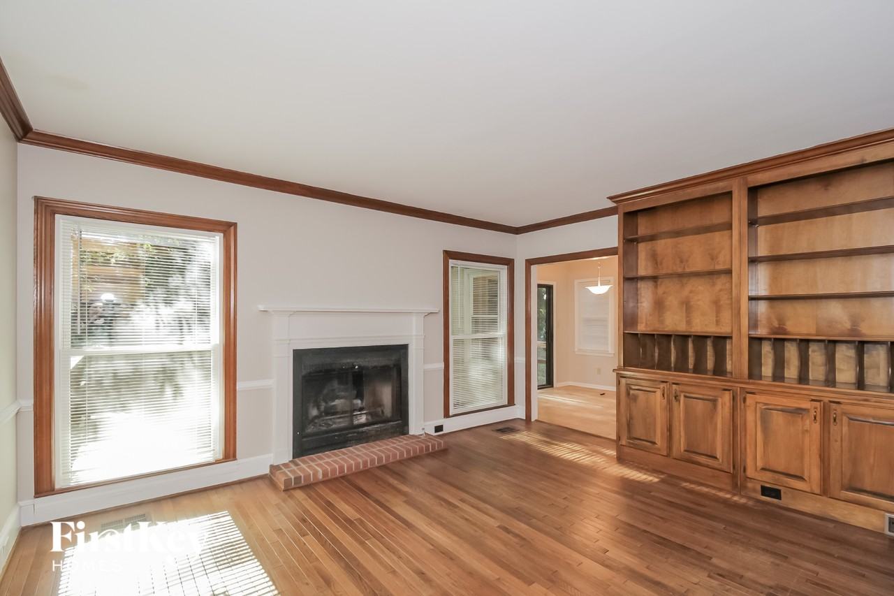 4927 Castlewood Dr Sw - Photo 2 of 15