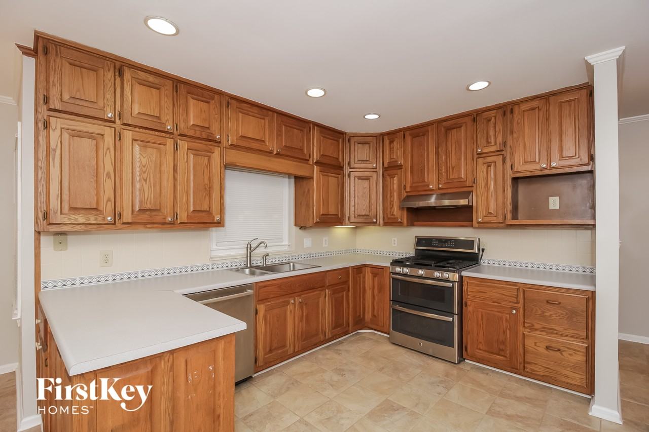 4927 Castlewood Dr Sw - Photo 4 of 15