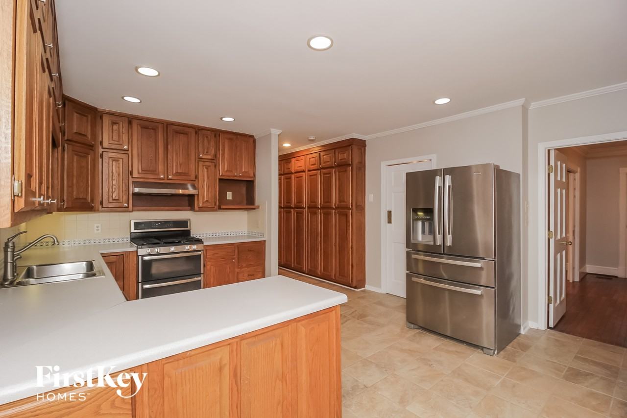 4927 Castlewood Dr Sw - Photo 5 of 15