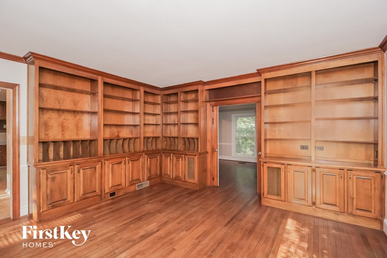 4927 Castlewood Dr Sw - Photo 6 of 15