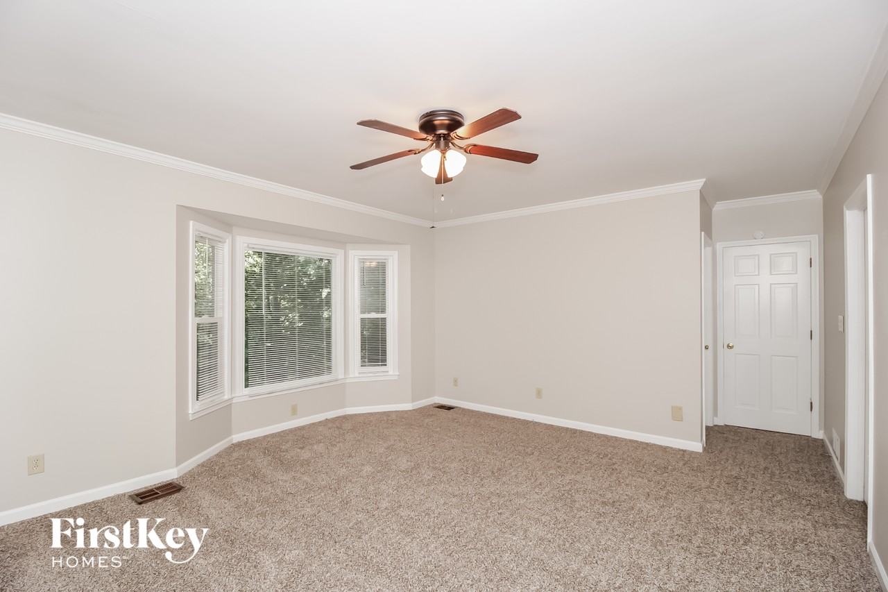 4927 Castlewood Dr Sw - Photo 7 of 15