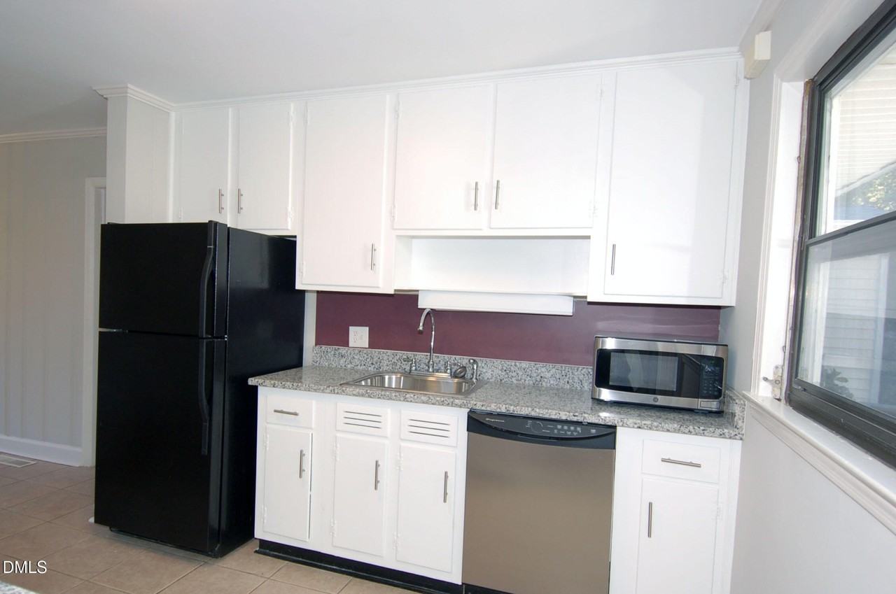 727 Graham St - Photo 2 of 19