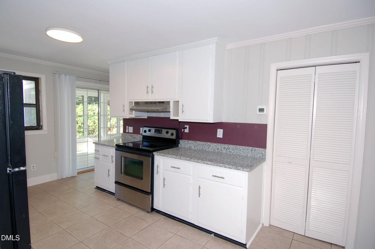 727 Graham St - Photo 3 of 19