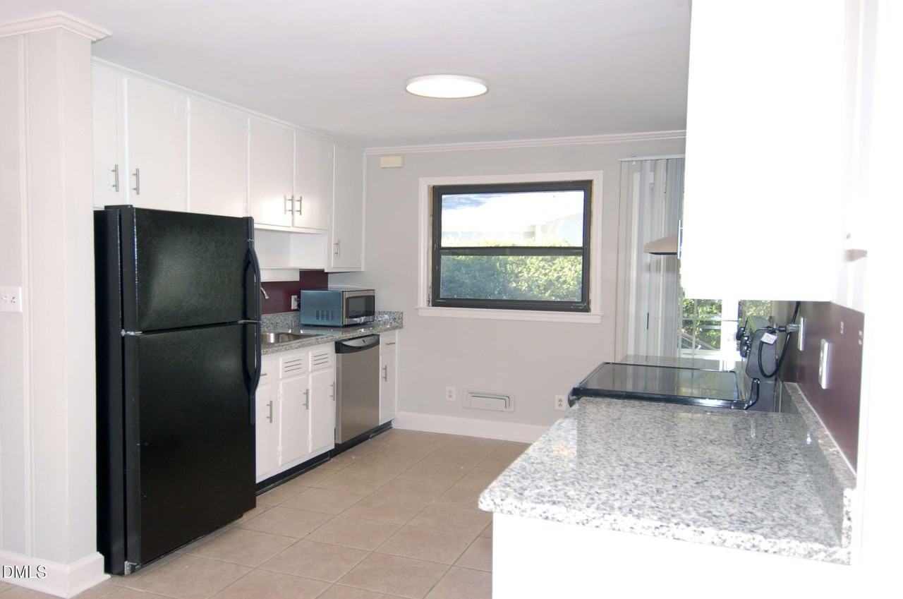 727 Graham St - Photo 4 of 19