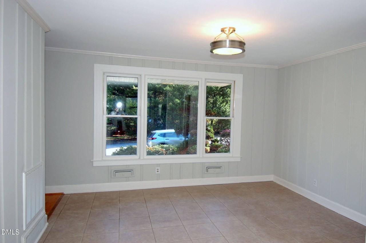 727 Graham St - Photo 5 of 19