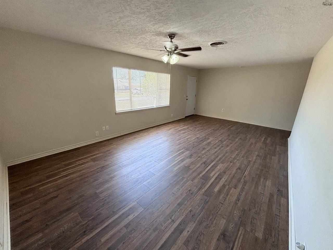 1706 Longview St - Photo 4 of 20