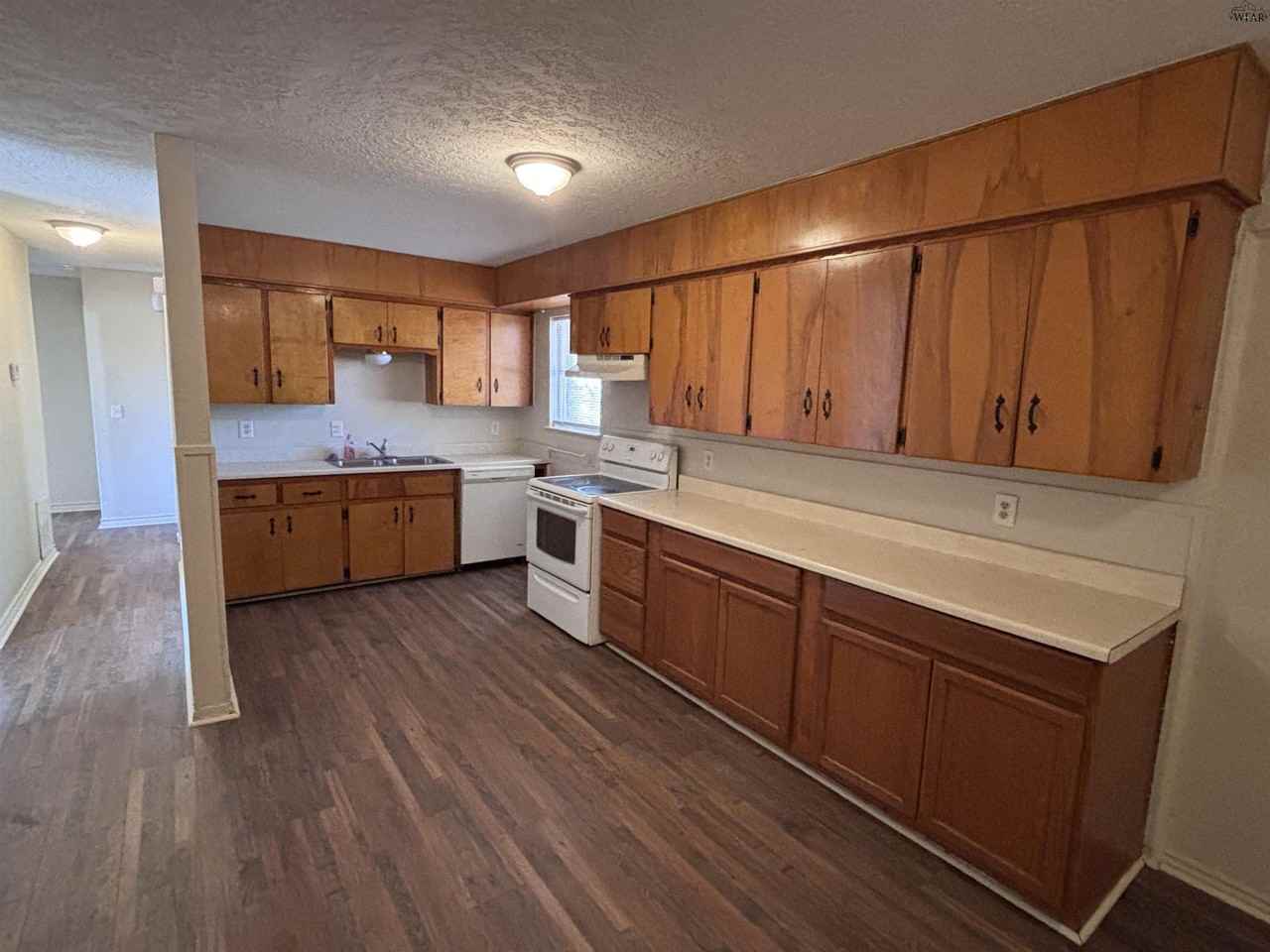 1706 Longview St - Photo 5 of 20