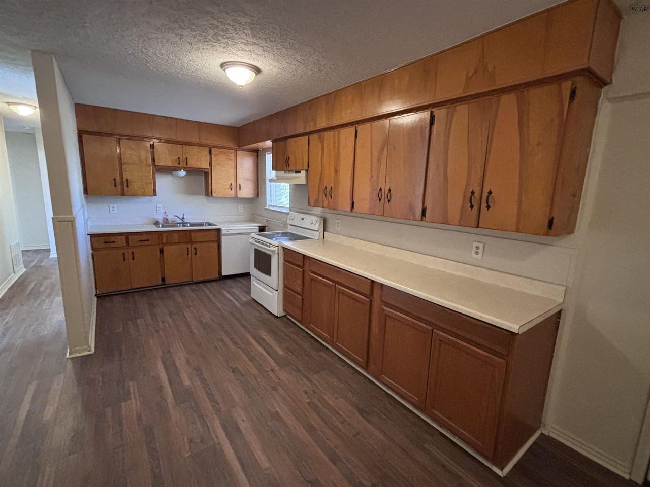 1706 Longview St - Photo 6 of 20