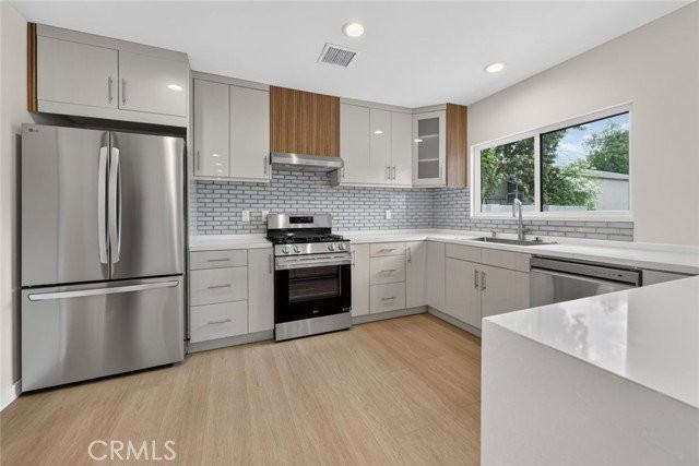 2327 N Naomi St - Photo 5 of 8