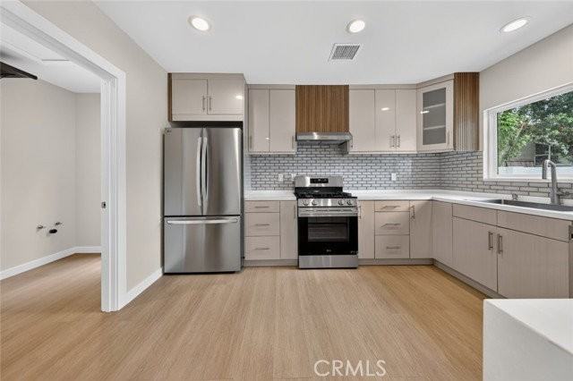 2327 N Naomi St - Photo 6 of 8