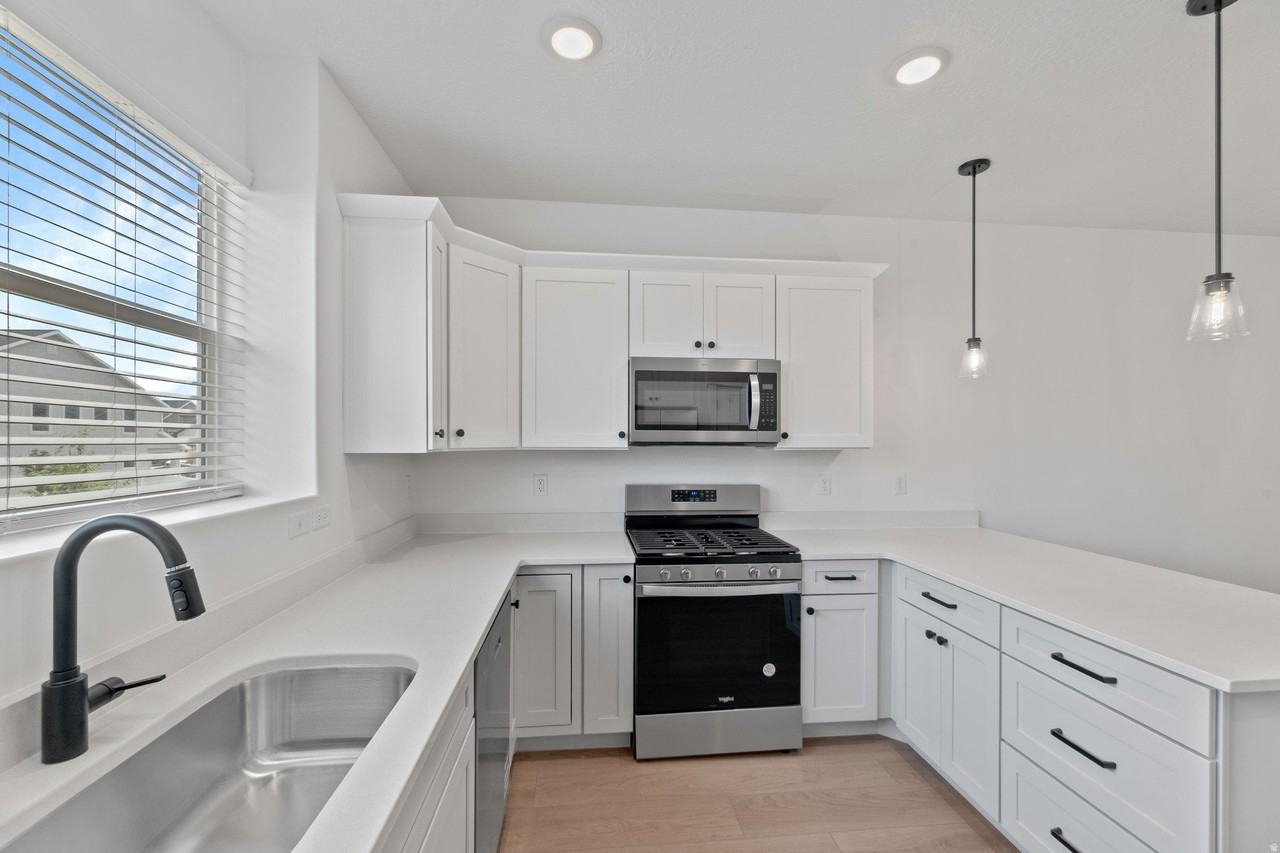 1475 W Skyline Dr - Photo 2 of 17