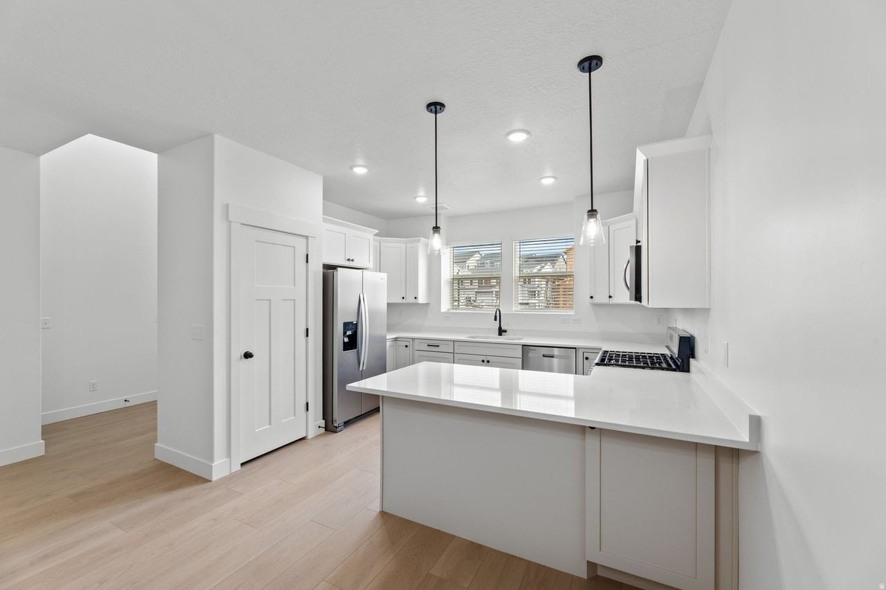 1475 W Skyline Dr - Photo 3 of 17