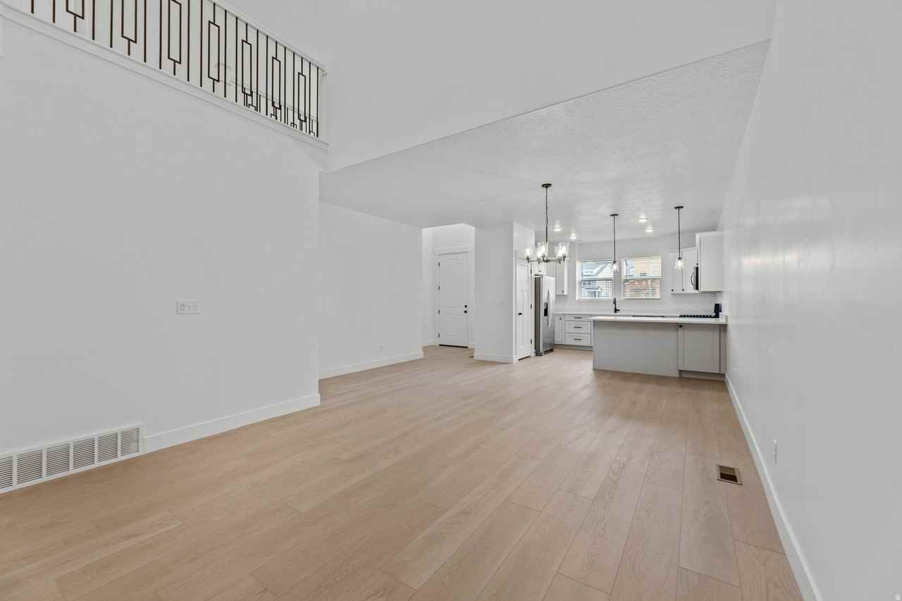 1475 W Skyline Dr - Photo 4 of 17
