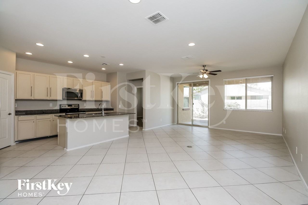 9324 W Jones Ave - Photo 2 of 15