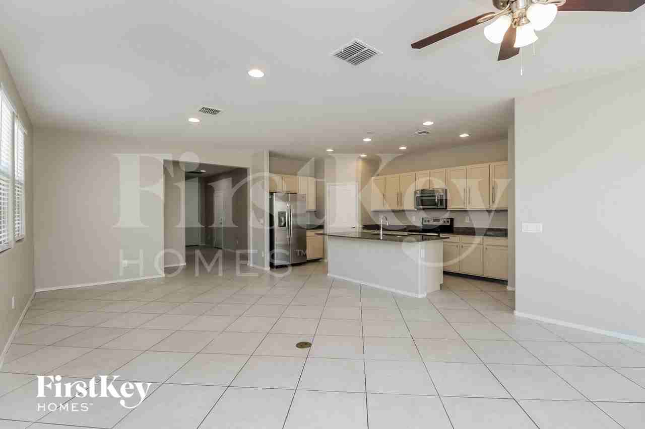 9324 W Jones Ave - Photo 3 of 15