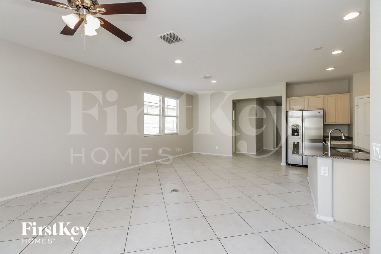 9324 W Jones Ave - Photo 4 of 15