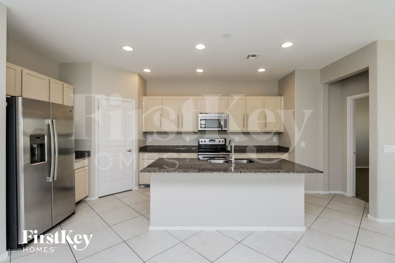 9324 W Jones Ave - Photo 5 of 15