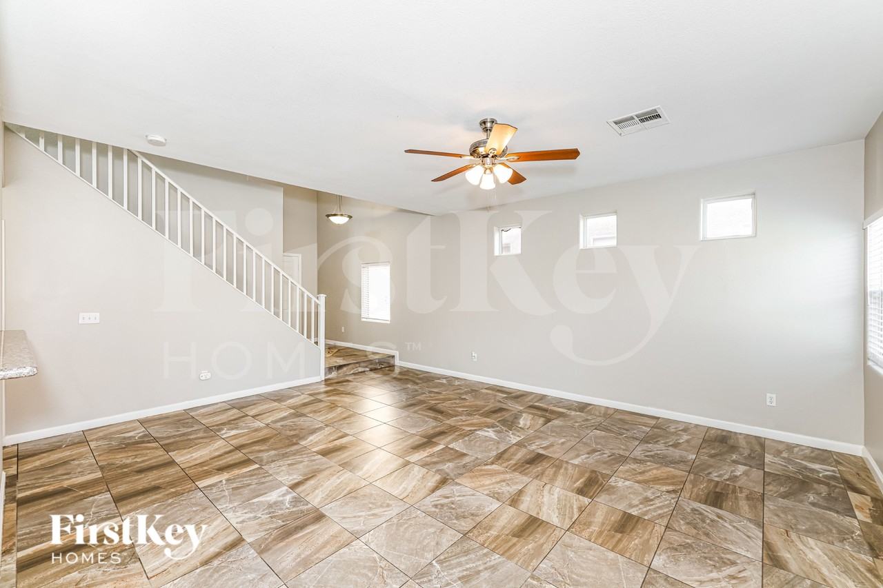 528 Brown Breeches Ave - Photo 3 of 19