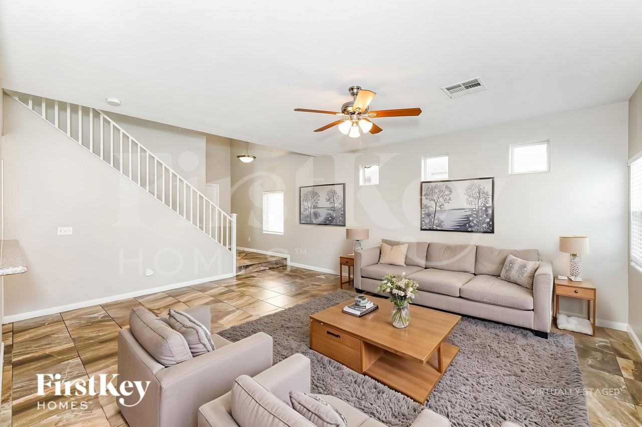 528 Brown Breeches Ave - Photo 4 of 19