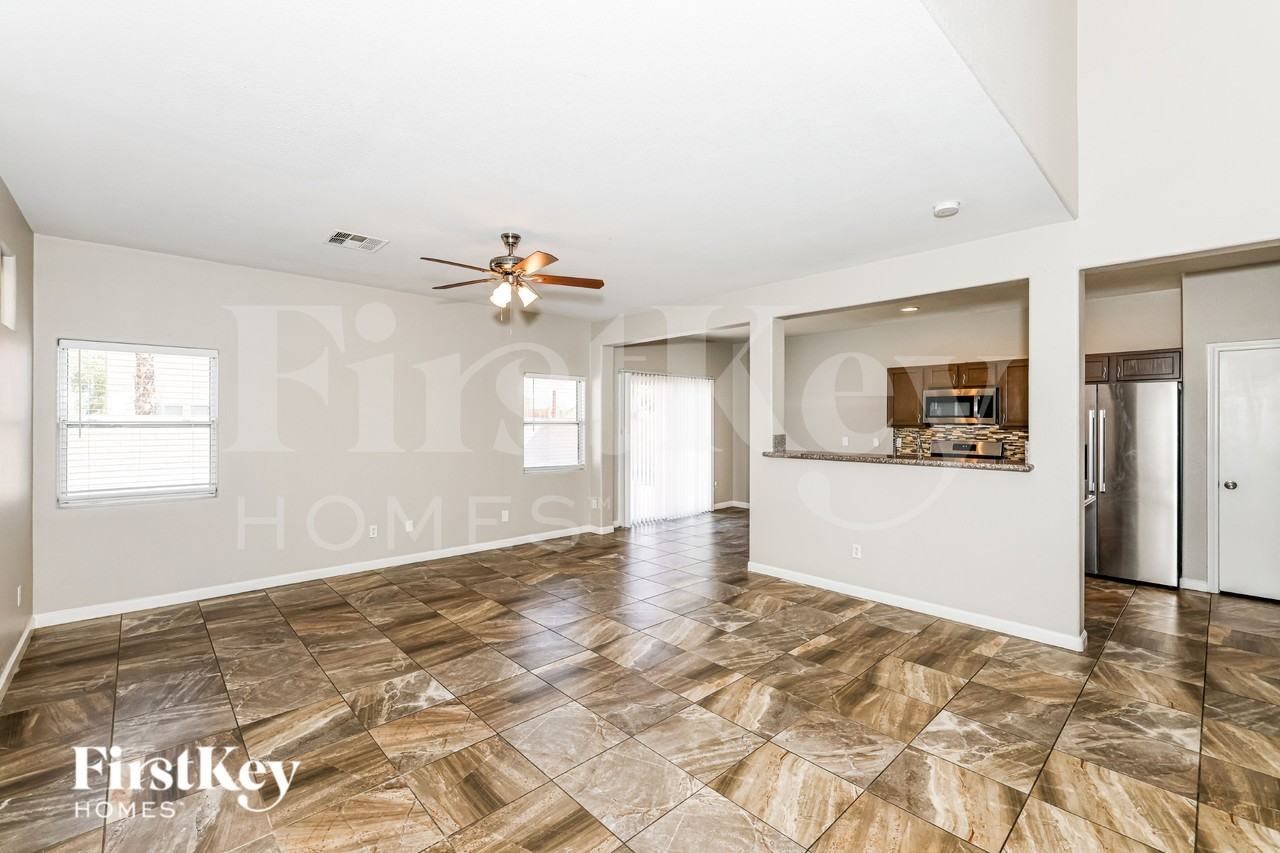 528 Brown Breeches Ave - Photo 5 of 19