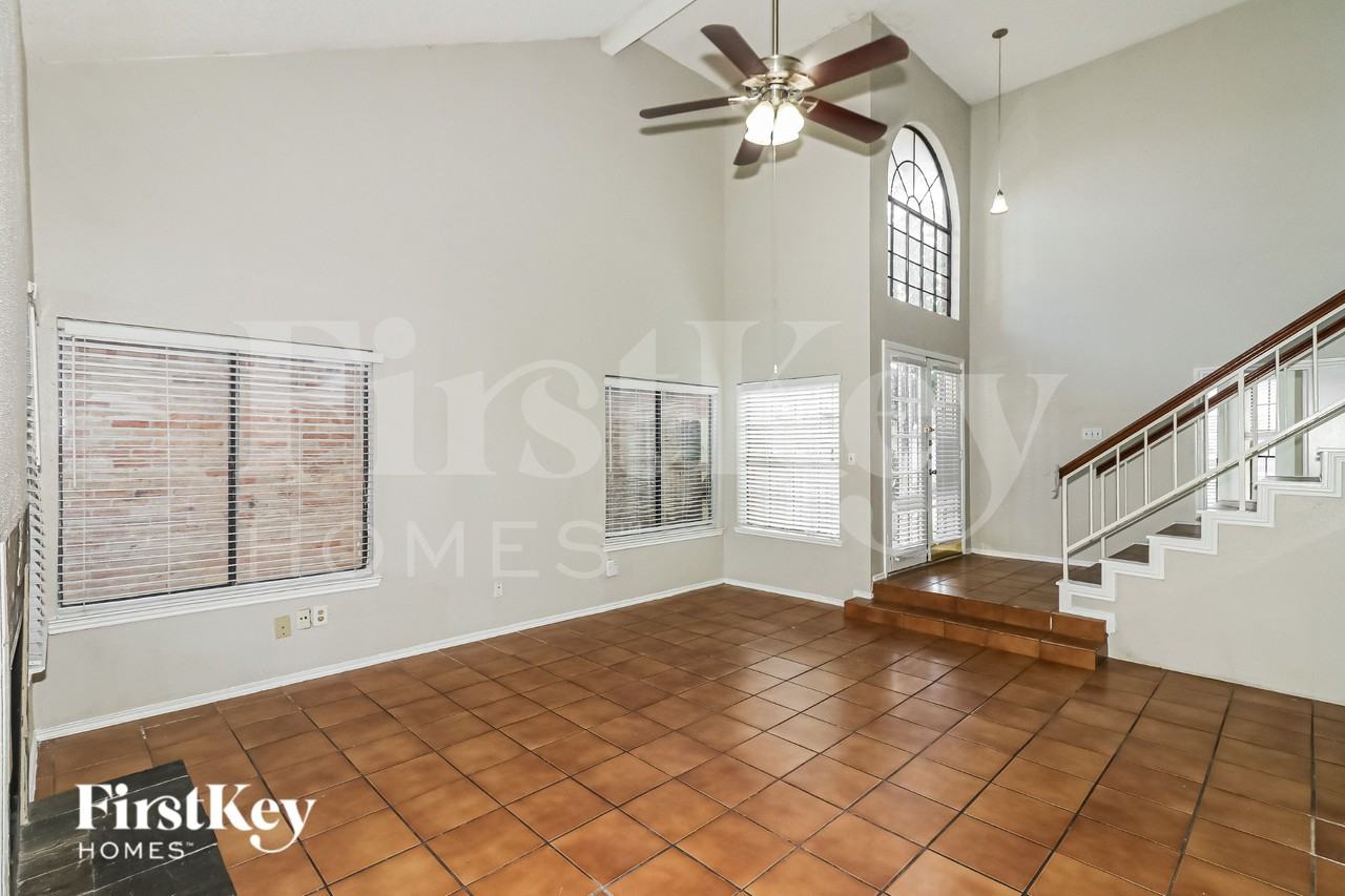 8603 Kinghaven St - Photo 3 of 19