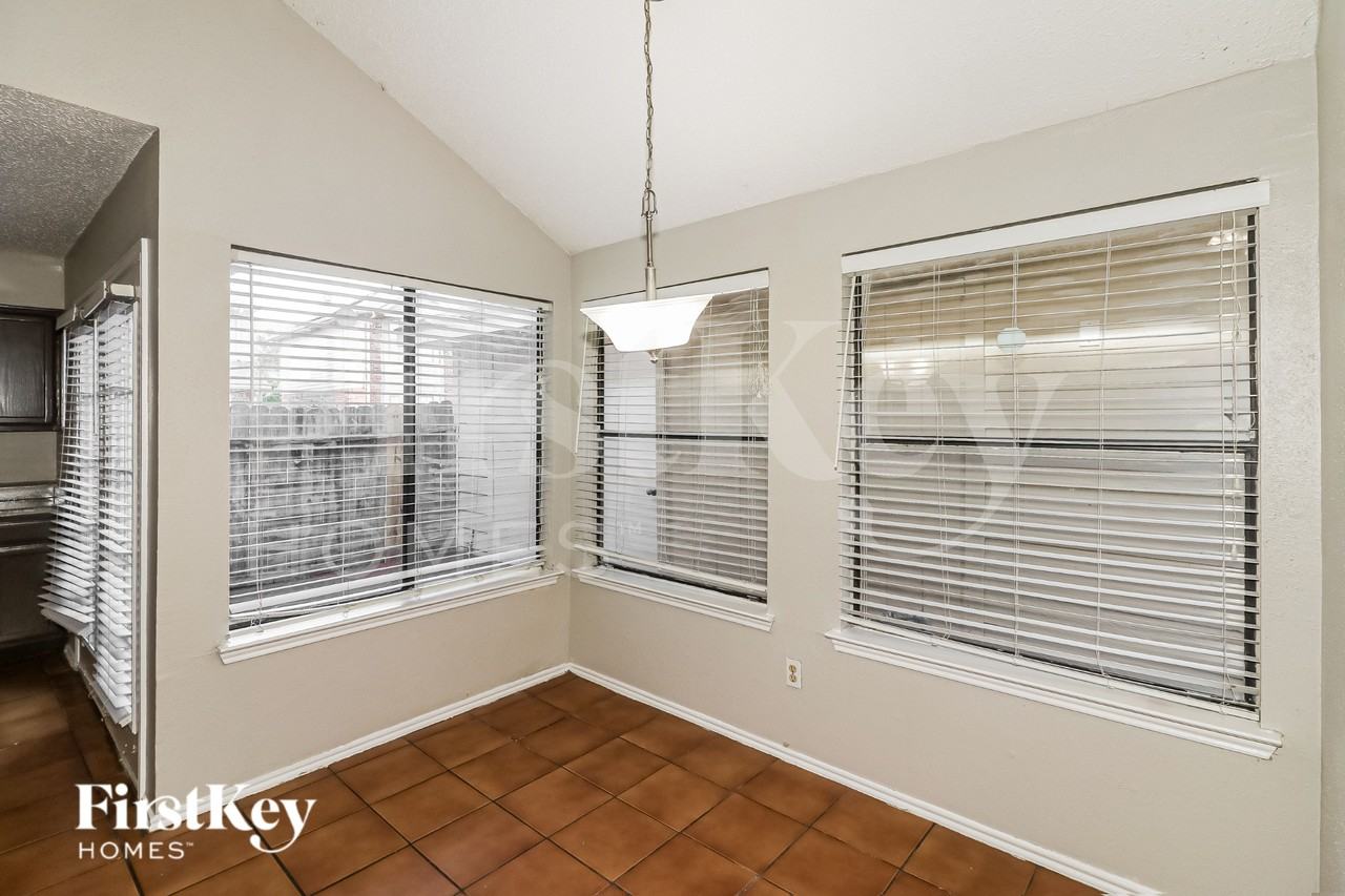 8603 Kinghaven St - Photo 5 of 19