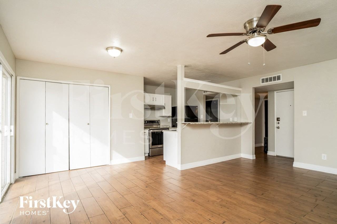 7000 Wildbriar Ct E - Photo 5 of 15