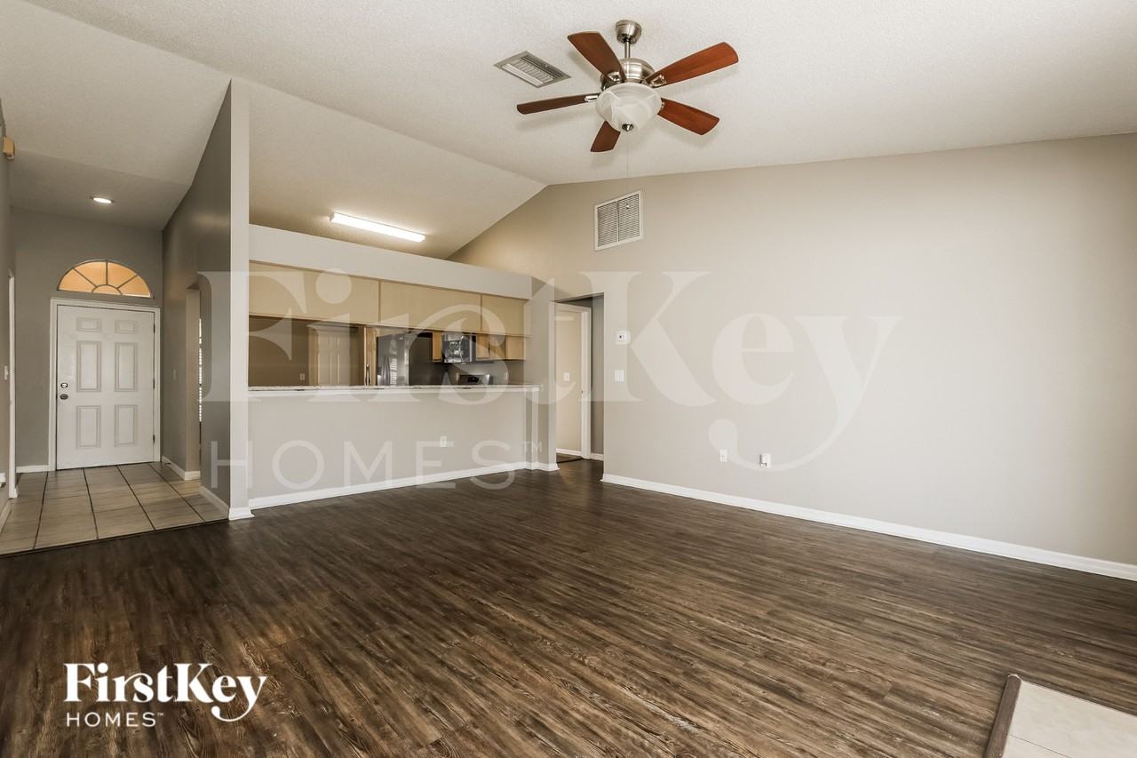 4705 Hunts Ct - Photo 3 of 20