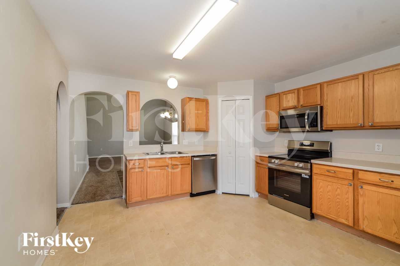 3637 Queens Cove Blvd - Photo 7 of 19