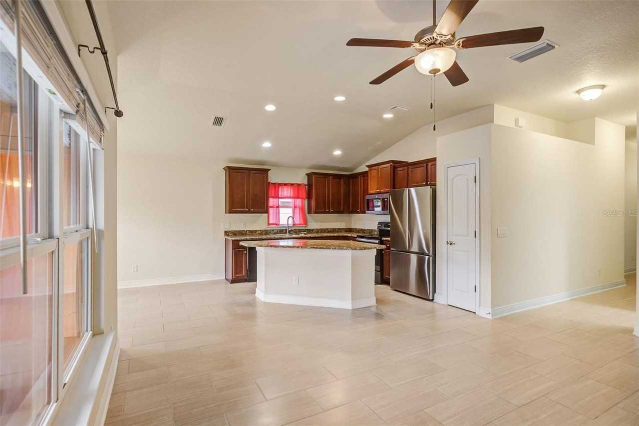 1130 Sabine Ln - Photo 5 of 35