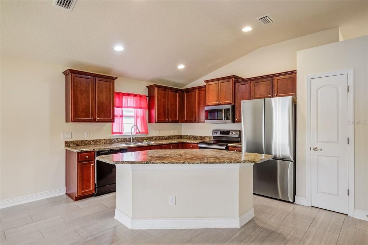 1130 Sabine Ln - Photo 7 of 35